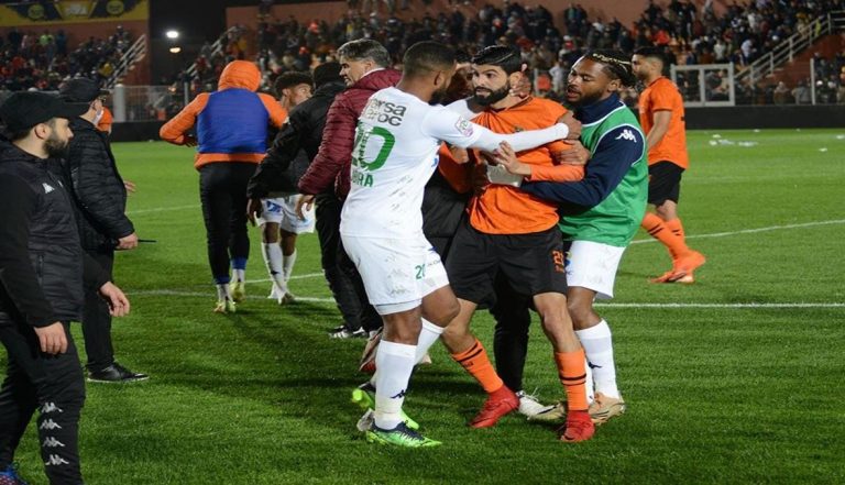 الجامعة المغربية لكرة القدم تعاقب الرجاء البيضاوي ونهضة بركان