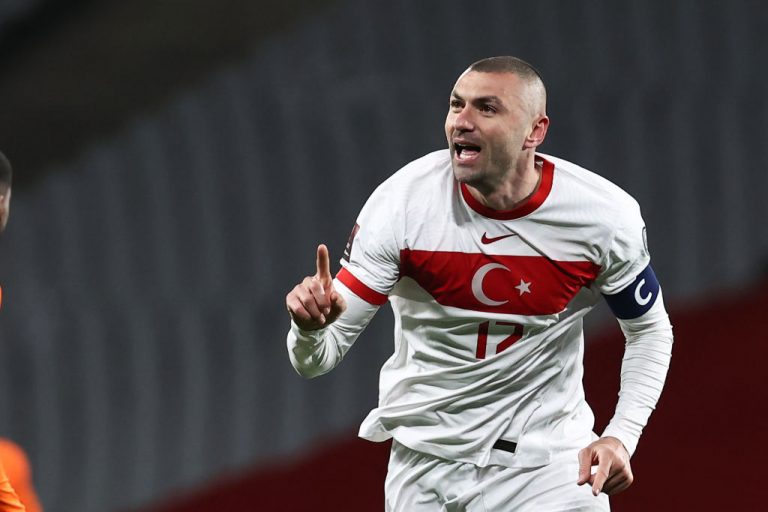 التركي يلماز يعتزل دوليا بعد اهداره ركلة جزاء في الملحق الأوروبي المؤهل لكأس العالم