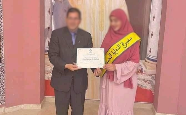 زلزال يضرب غرفة الصناعة بجهة سوس بعد منح رئيسها “يوتوبورز” تحترف تكبير المؤخرة والارداف وسام سفيرة النوايا الحسنة +صور