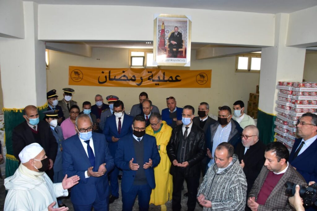 مساهمة من مؤسسة محمد الخامس للتضامن: عبدالكريم قبلي الكاتب العام لعمالة إقليم قلعة السراغنة يعطي انطلاقة عملية توزيع قفة رمضان لعام 1443