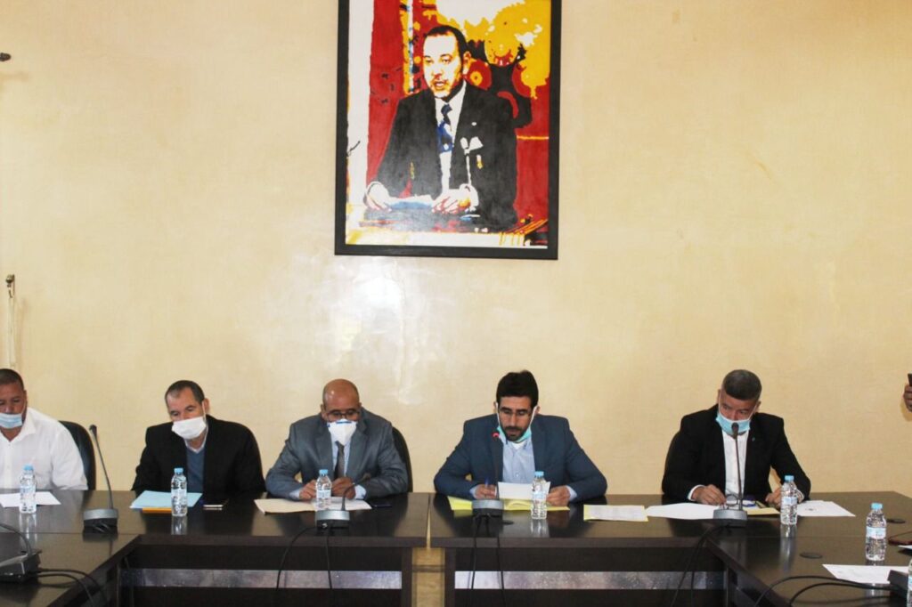 رئيس بلدية سيدي رحال يجهش بالبكاء متوسلا الموظفين بفض احتجاجهم ضد نوابه