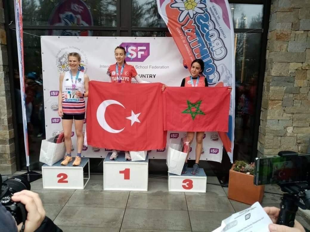 المراكشية باهية العرفاوي تحرز الميدالية النحاسية ببطولة العالم المدرسية بسلوفاكيا وثانوية يوسف بن تاشفين في المرتبة الثانية +صور