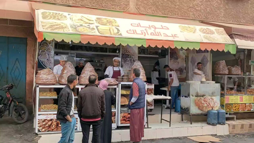 عبد الرحيم بائع الحلوى الشباكية: الى مكانتش الشباكية فالطبلة ديال الفطور بحال الى مكاين والو … ومرحبا بكم فمحل “حلويات عبد الله ازناك” +فيديو
