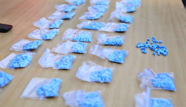 أمن شيشاوة يعتقل شابا متلبسا بحيازة 74 قرصا مهلوسا ووصفات طبية مزورة