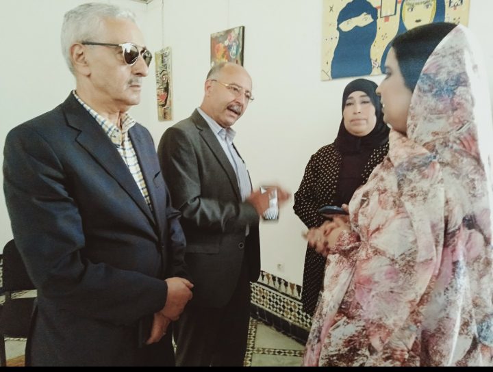 الفنانة التشكيلية نجاة داوود تستعرض الثقافة الصحراوية عبر لوحاتها بقصر الباهية