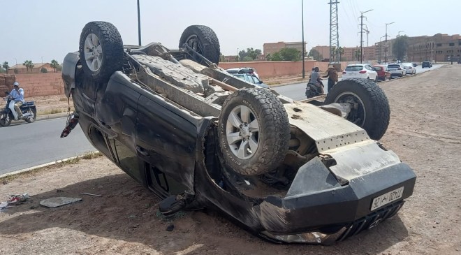 غطاء بالوعة الصرف الصحي يتسبب في انقلاب سيارة بمراكش +صور