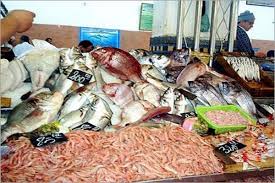 على بعد أسابيع من فصل الصيف:بيع الأسماك ولحوم الدجاج بأسواق اقليم قلعة السراغنة في أجواء حارة يهدد صحة المواطنين