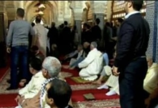 مختل عقليا يُربك شعيرة الصلاة بمسجد الحي المحمدي بشيشاوة