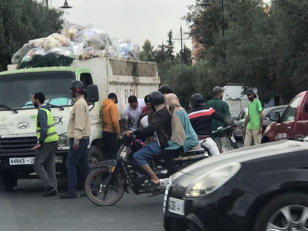 اصطدام بشاحنة يتسبب في اصابة راكب دراجة نارية بمراكش +صور