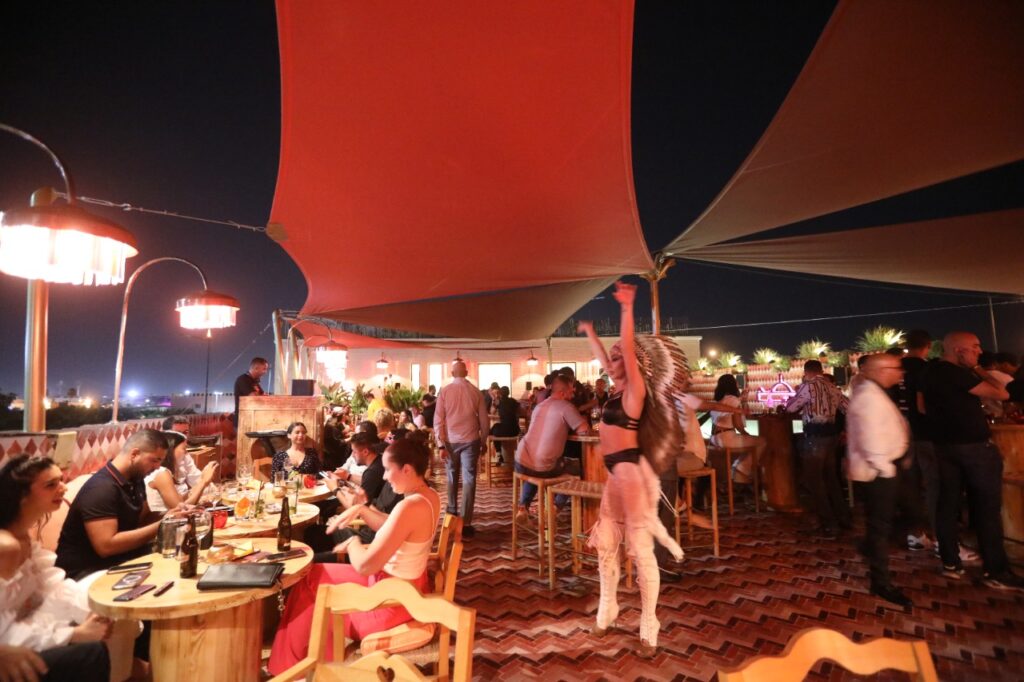 بالفيديو.. فنانون ومؤثرون في افتتاح مطعم “سطح the roof” بمراكش