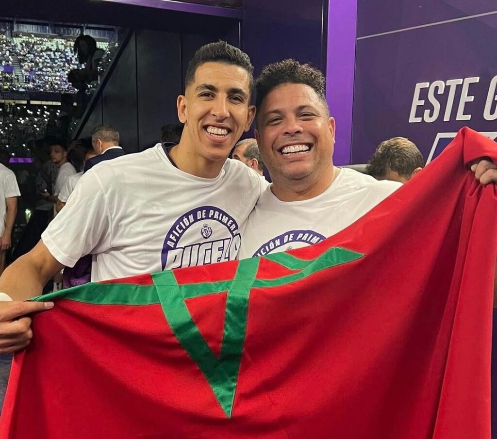 الأسطورة رونالدو يتوشح العلم المغربي بعد صعود بلد الوليد للدوري الممتاز