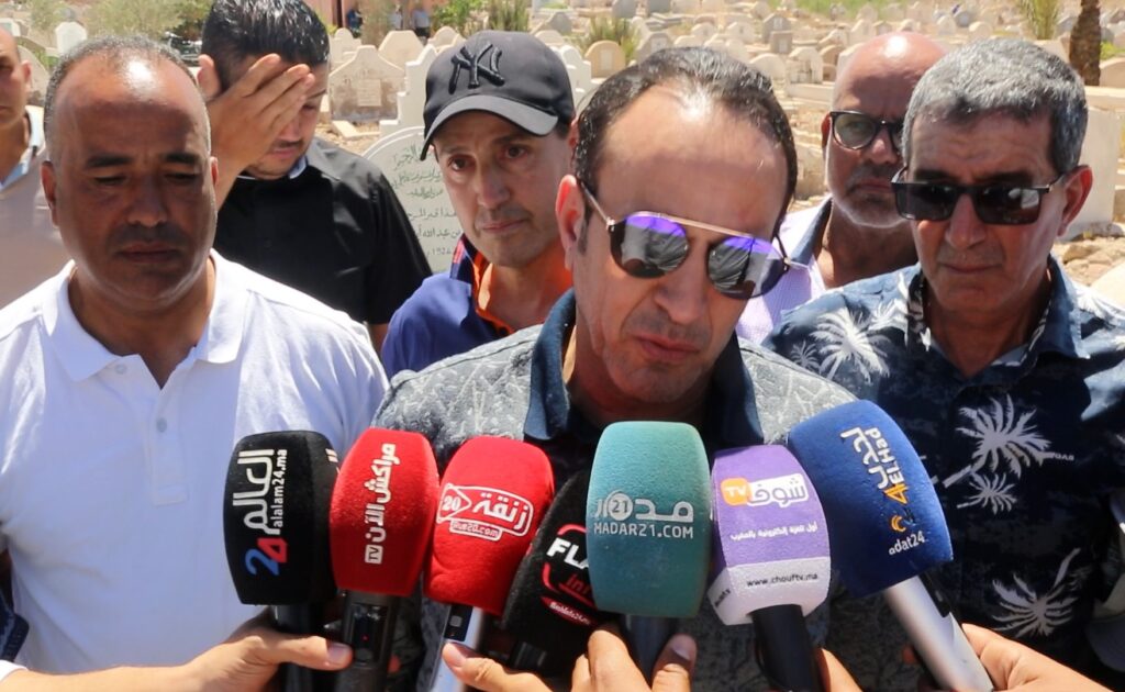 بكلمات مؤثرة يودع الفنان المراكشي طهور ابنته الى مثواها الاخير +فيديو