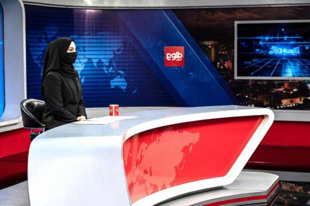 طالبان تنفذ وعيدها: لا نساء على شاشات أفغانستان بلا نقاب
