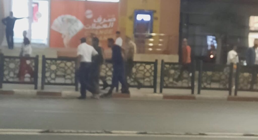 امن مراكش يوقف شخصا هائج يروع المارة بسلسلة حديد بجليز +صور