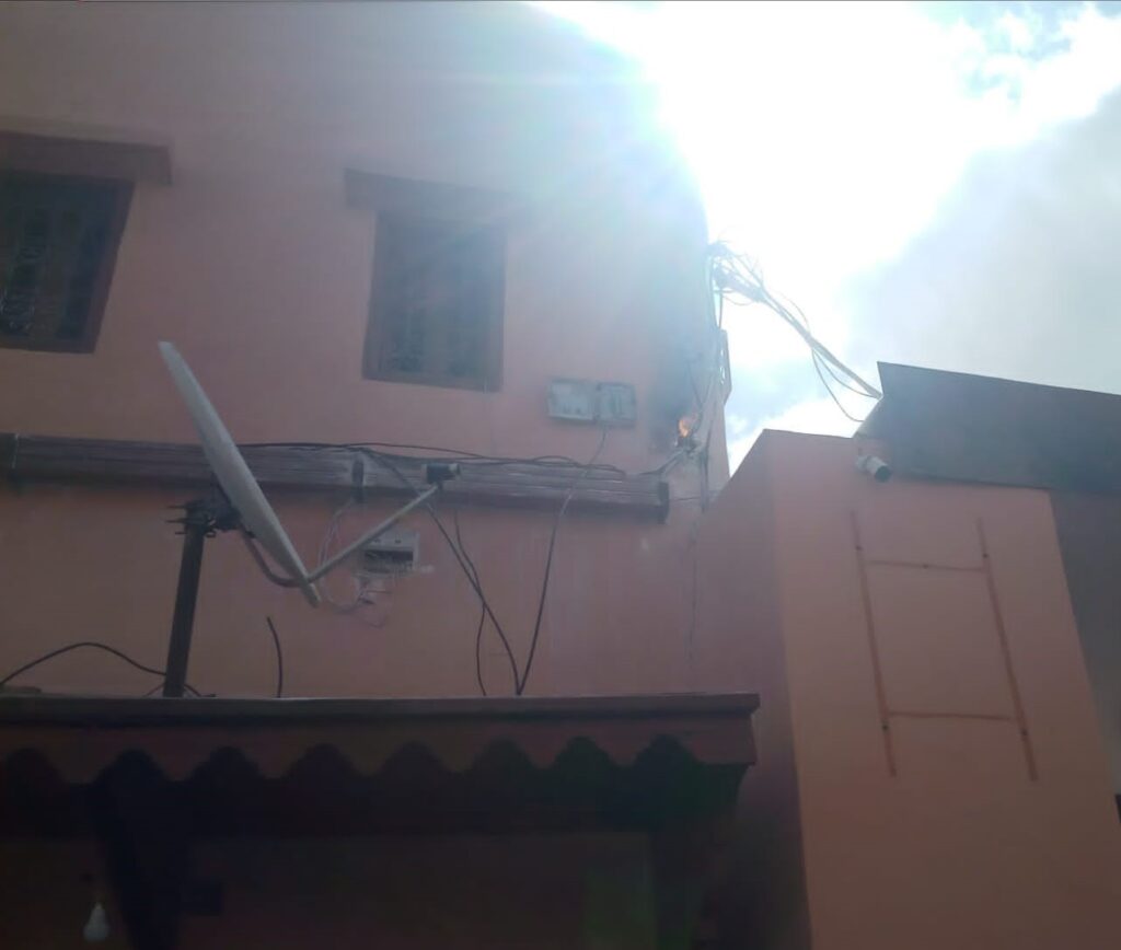 تماس كهربائي بالشارع العام  يفزع ساكنة المدينة العتيقة بمراكش +صور