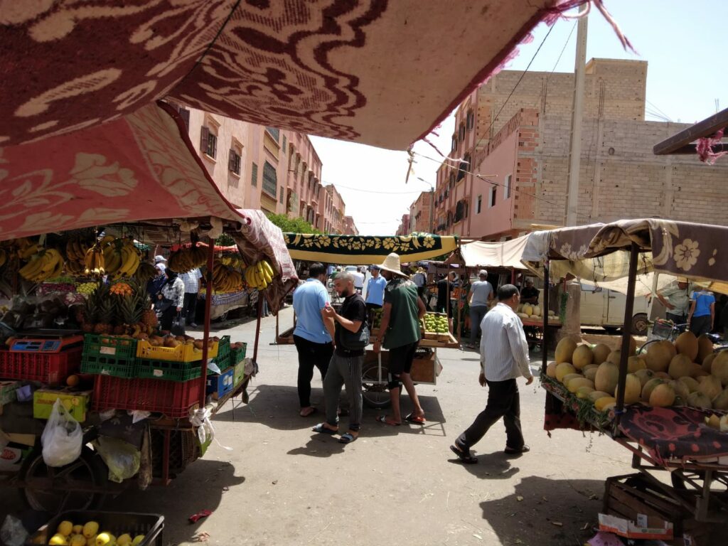 بعد تقديمهم لعدة شكايات الى السلطات المحلية … مواطنون بقلعة السراغنة يشتكون احتلال الملك العمومي ومنع السيارات من المرور