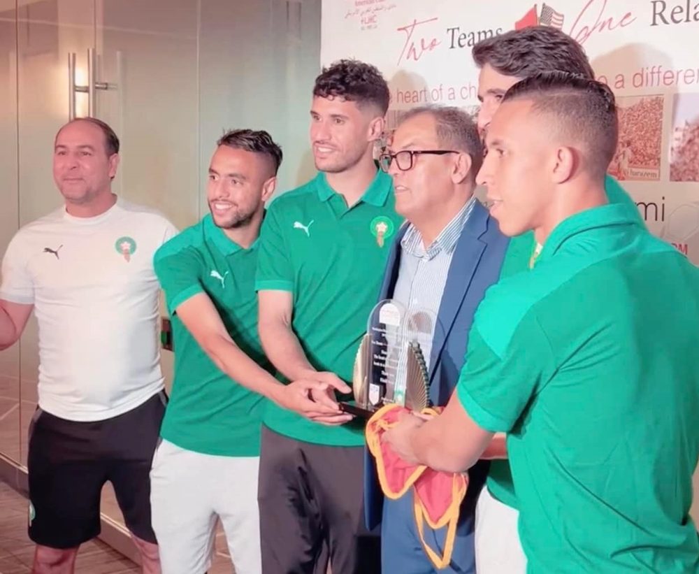 عناصر المنتخب المغربي تكرم الحارس الدولي السابق خليل عزمي بأمريكا