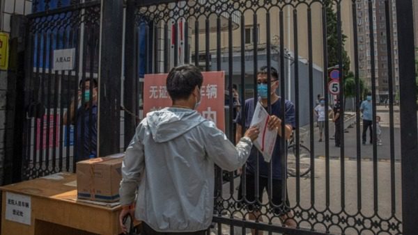 بكين تؤجل إعادة فتح المدارس بعد موجة إصابات جديدة بكوفيد-19