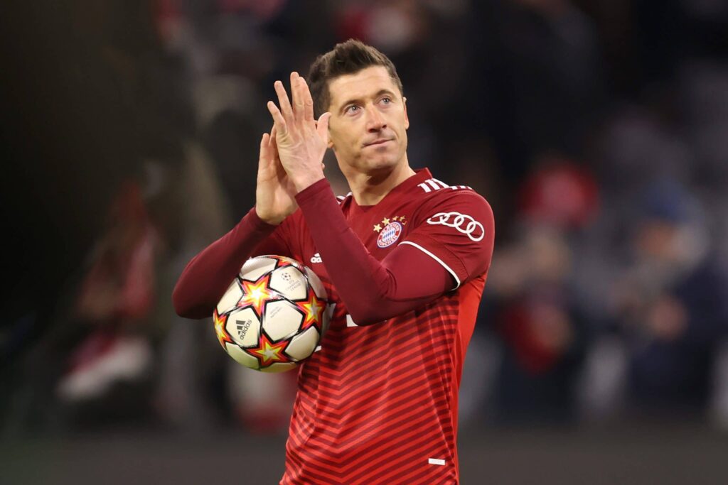 النجم البولندي ليفاندوفسكي ينهي حرب برشلونة وباريس مبكرا
