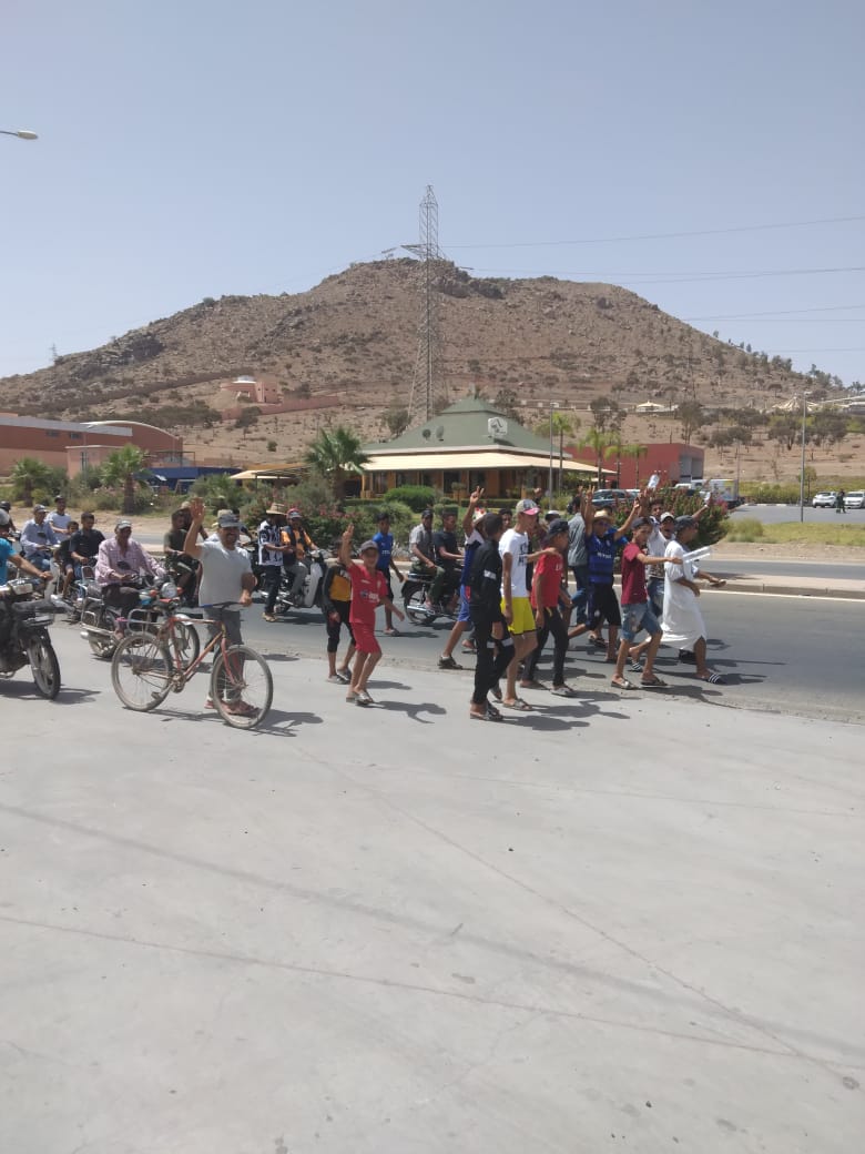 العطش يخرج سكان دوار كتاوة في مسيرة احتجاجية مشيا على الأقدام في اتجاه مقر عمالة اقليم قلعة السراغنة