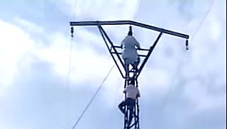 قائد أوريكة يتسلق عمودا كهربائيا من أجل إنقاذ طفل من موت محقق