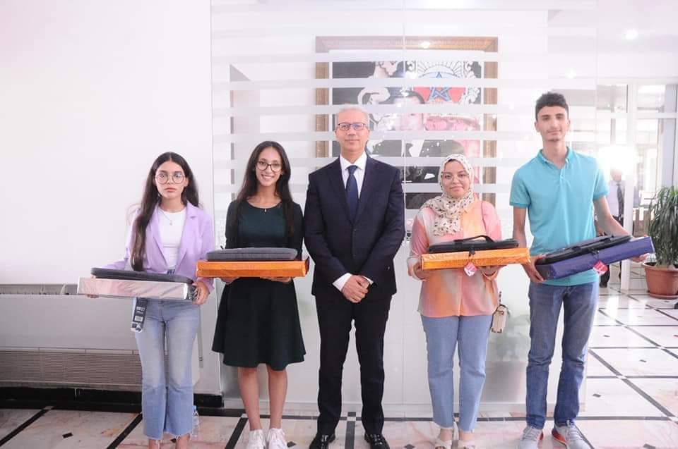 والي جهة مراكش آسفي يستقبل التلاميذ المتفوقين جهويا المرتبين ضمن لائحة المعدلات العامة العشرة الأولى وطنيا في الدورة العادية لامتحانات البكالوريا –دورة 2022 +صور