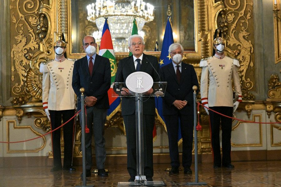 الرئيس الإيطالي سيرجيو ماتاريلا يحل البرلمان