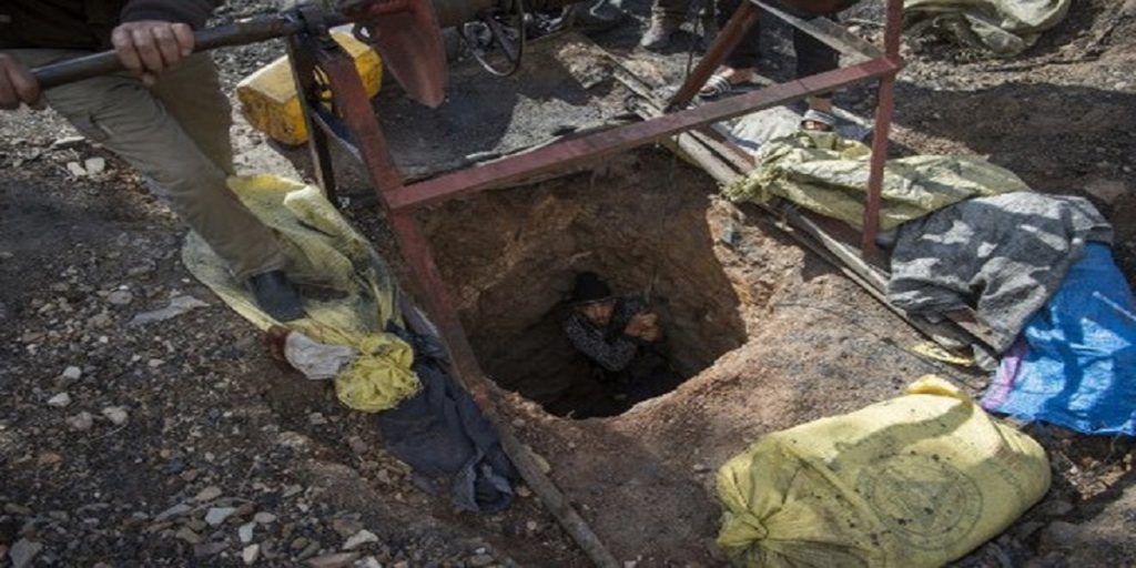 سلطات جرادة تكشف ظروف وفاة 3 عمال اختناقا داخل بئر لاستخراج الفحم الحجري