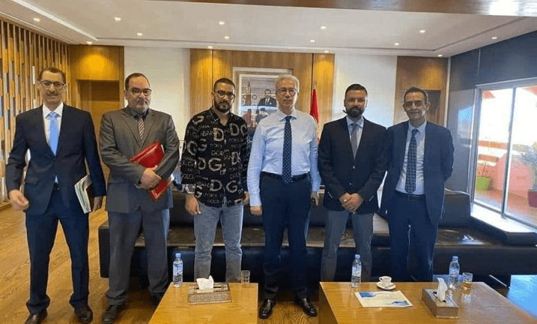 منخرطو جمعية الكوكب المراكشي يجتمعون بوالي جهة مراكش أسفي لتباحث سبل أنقاذ الفريق