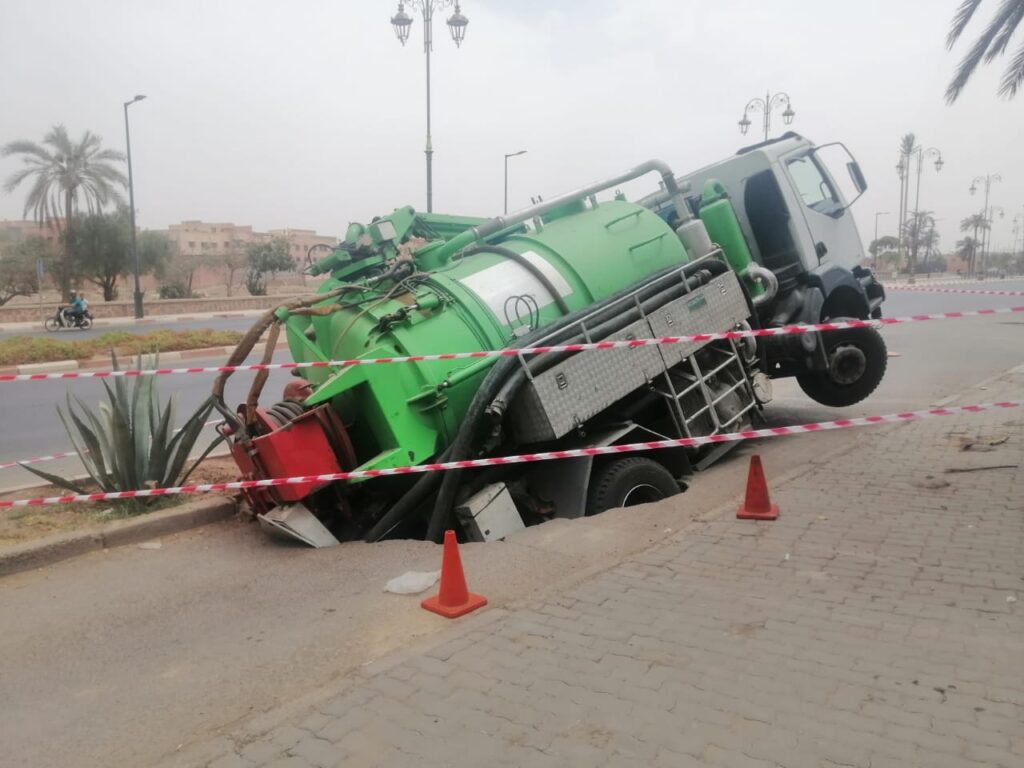 سقوط شاحنة صهريجية بحفرة بمراكش