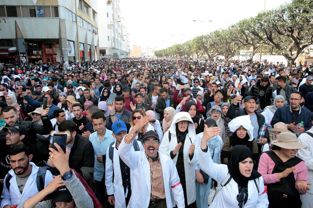 نقل أستاذ “متعاقد” للمستعجلات بعد الإغماء عليه داخل معتصمهم بالمديرية الجهوية بمراكش