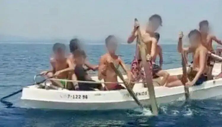 إنقاذ 11 طفلا مغربيا حاولوا الوصول لإسبانيا عبر قارب مهترئ