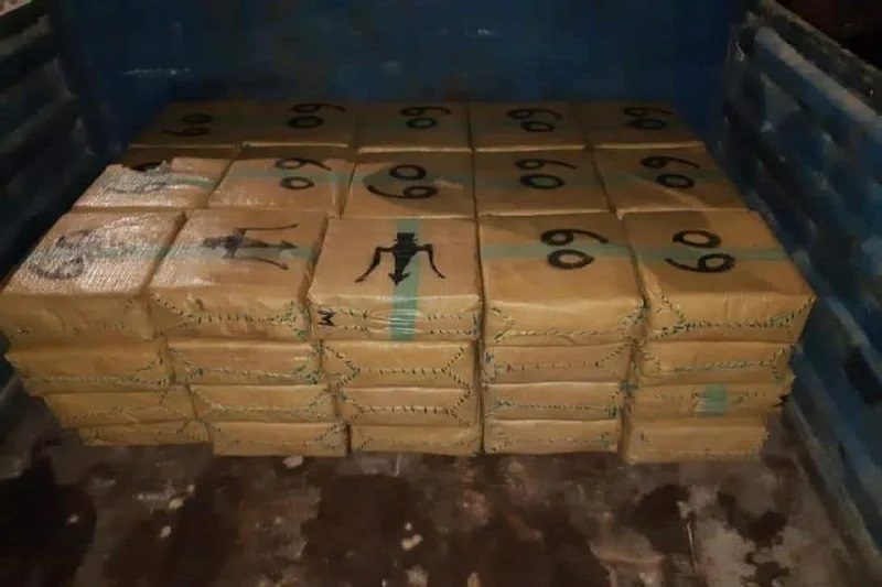 حجز حوالي طن من “الحشيش” قادت لتوقيف شخصين وحجز عدد من الممنوعات على متن ناقلة بالبيضاء