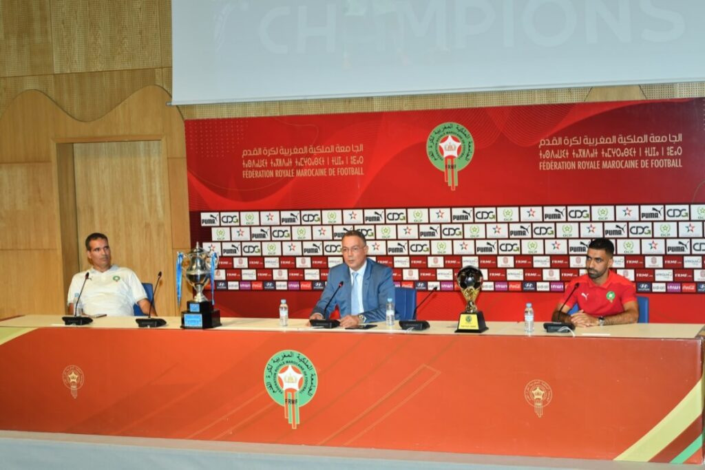 رئيس الجامعة يستقبل اعضاء منتخب الصالات بعد التتويج