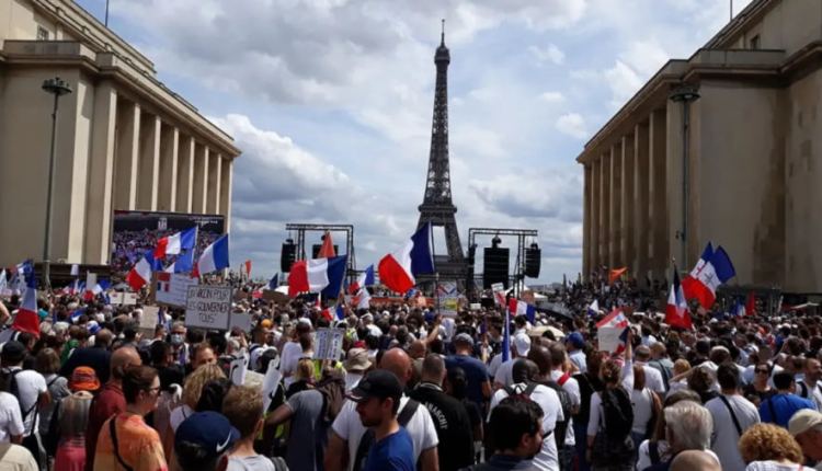 آلاف الفرنسيين ينزلون إلى شوارع باريس للمطالبة باستقالة ماكرون