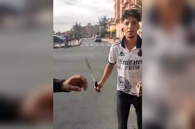امن مراكش يوقف شخصا ظهر في شريط فيديو يشهر سلاحا في الشارع العام
