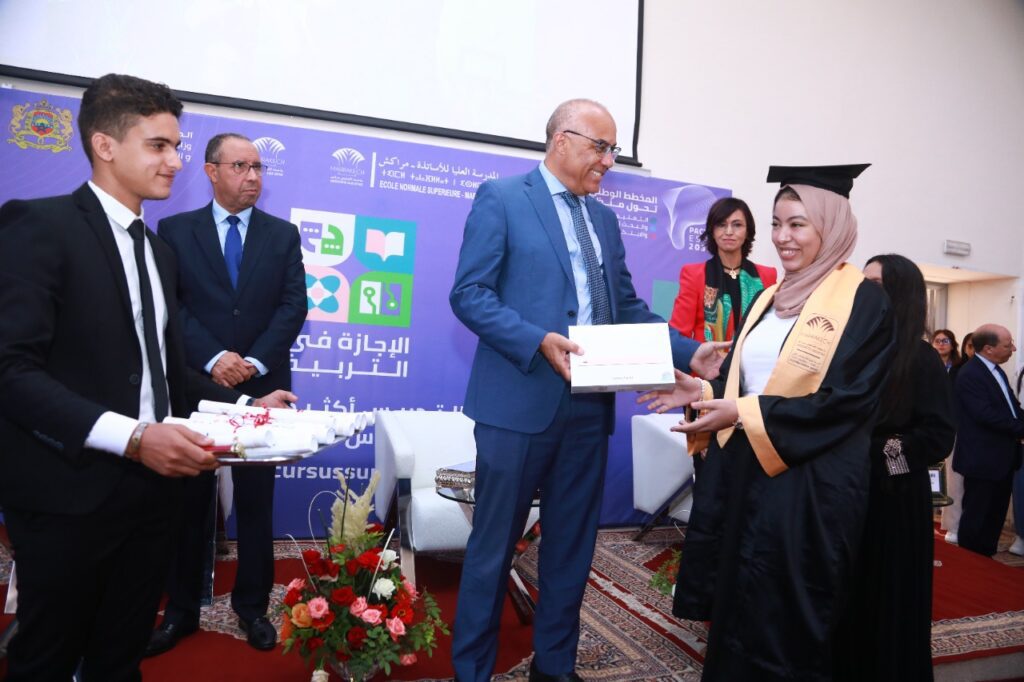 بالصور.. الوزير ميراوي يمنح جوائز تقديرية للمتفوقين من خريجي المدرسة العليا للأساتذة بمراكش