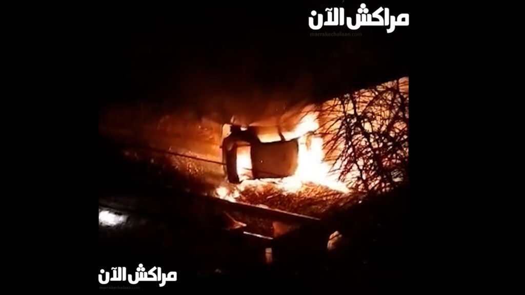 نجاة سائق سيارة بعد احتراق سيارته نتيجة سقوطها من قنطرة القطار +فيديو