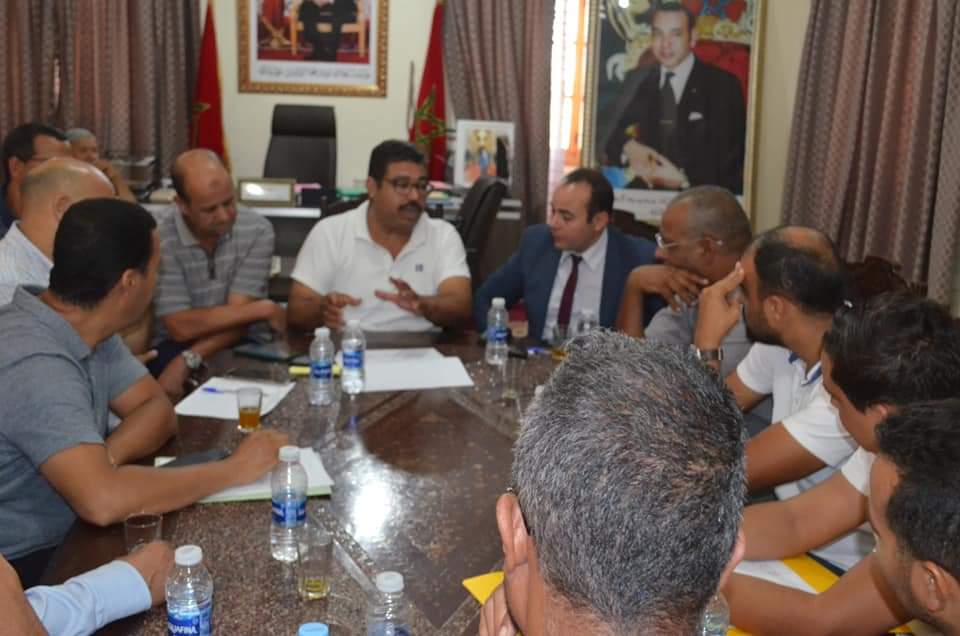 الشقيق رئيس مجلس جماعة واحة سيدي ابراهيم يترأس اجتماعا دوريا لتتبع أشغال الطريق “الجعفرية”