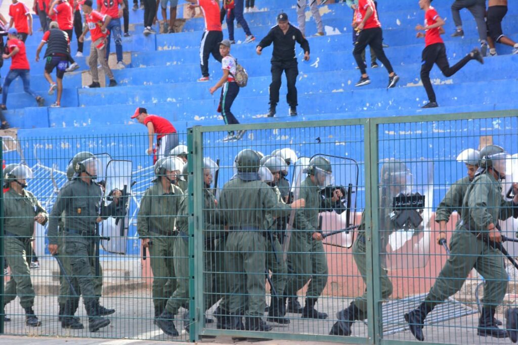 عاجل … وكيل الملك لدى ابتدائية قلعة السراغنة يتابع المشتبه فيهم باحداث الشغب بالملعب البلدي في حالة اعتقال