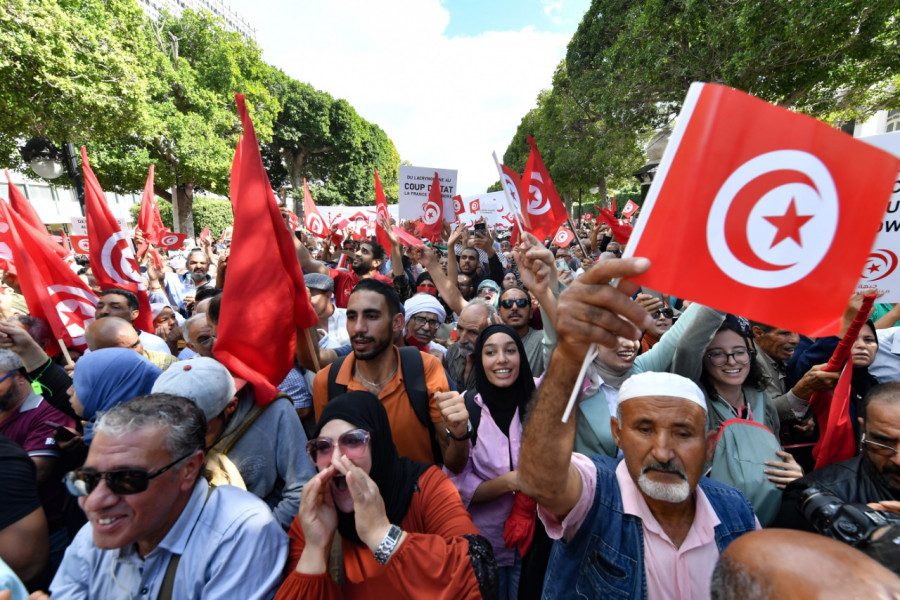 المعارضة التونسية تتظاهر ضد سياسة الرئيس وتدهور الوضع الاقتصادي