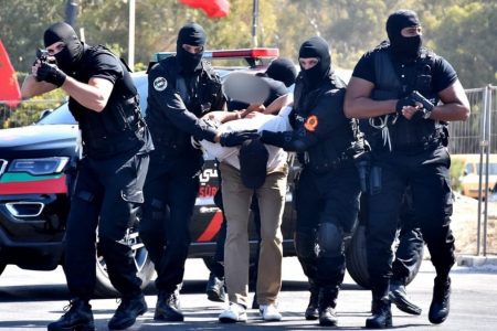 فرقة مكافحة العصابات بورزازات بتنسيق مع نظيرتها بولاية أمن مراكش توقف نصاب متورط في انتحال هويات الغير وصفات ينظمها القانون