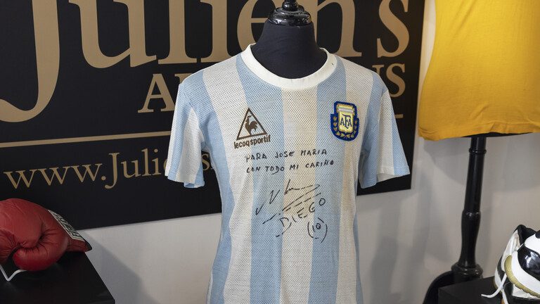 قميص مارادونا بنهائي مونديال 1986 يعود للأرجنتين
