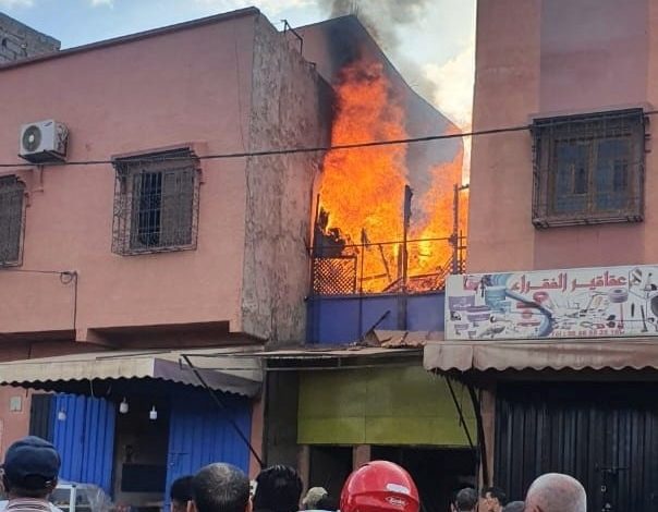 اندلاع النيران في محل للنجارة بالعزوزية