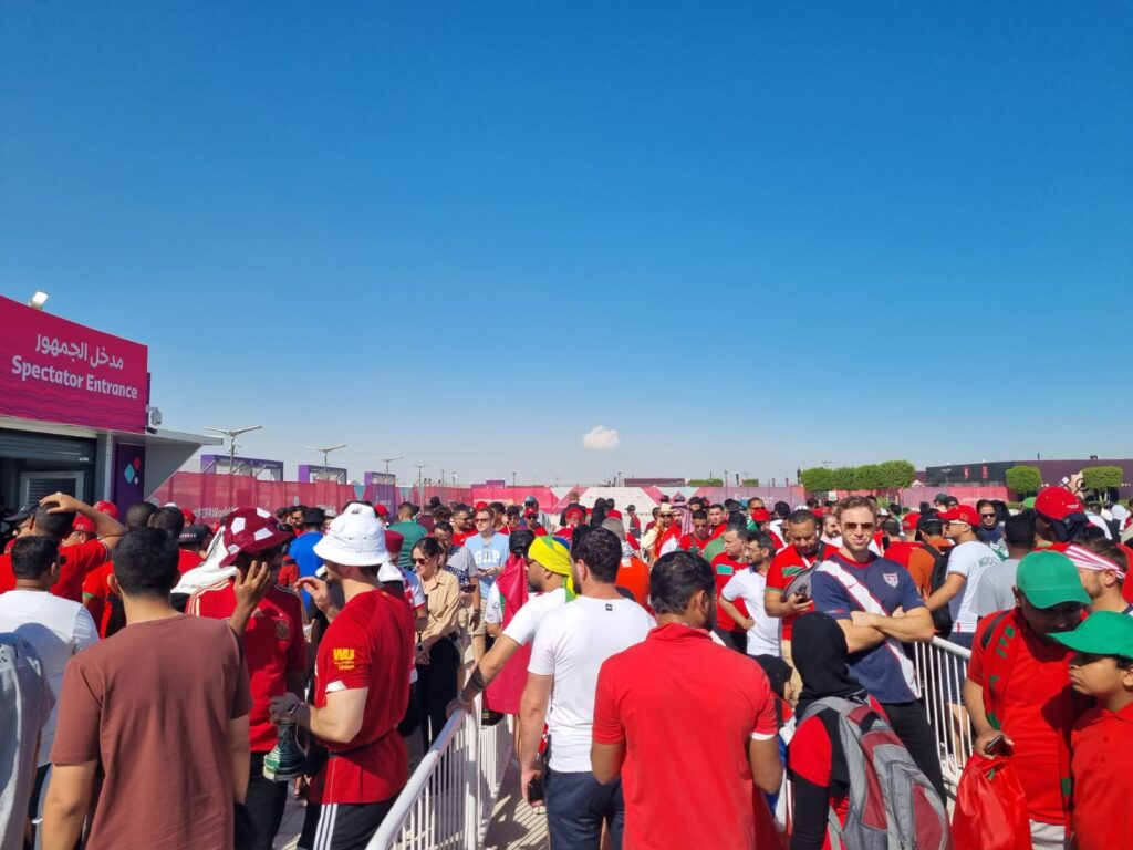 بالصور … جماهير الأسود تحج الى ملعب المباراة