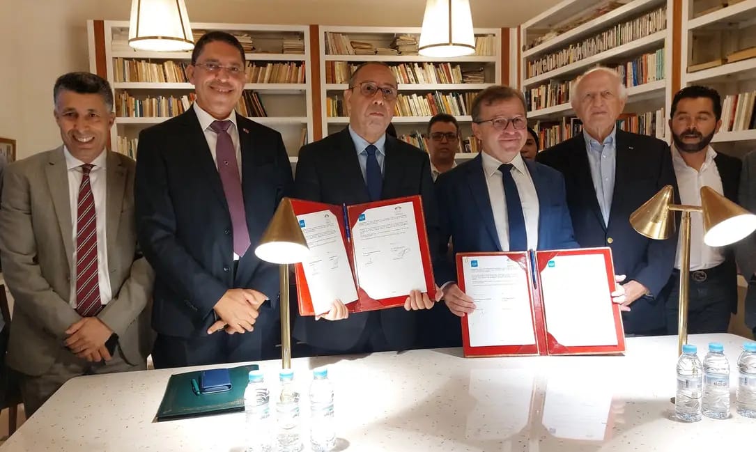 بحضور ازولاي المستشار الملكي.. الدكتور احبيض رئيس جامعة القاضي عیاض يوقع اتفاقية شراكة مع جامعة لاروشیل