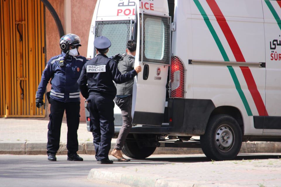 عناصر الشرطة القضائية بمنطقة أمن قلعة السراغنة توقف شخصين وتحجز كمية من المخدرات