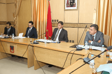 عامل شيشاوة يلتقي برجال أعمال في اجتماع “تشريحي” لوضعية الاستثمار بالمدينة ويؤكد أهمية الاستثمار في الصناعات الغذائية