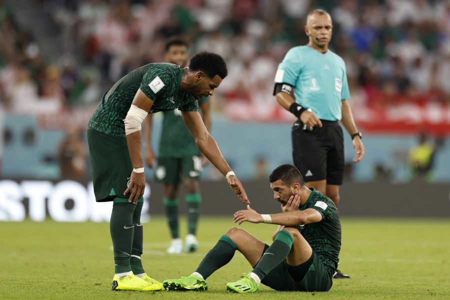منتخب بولندا يتخطى منتخب السعودية بعد عناء
