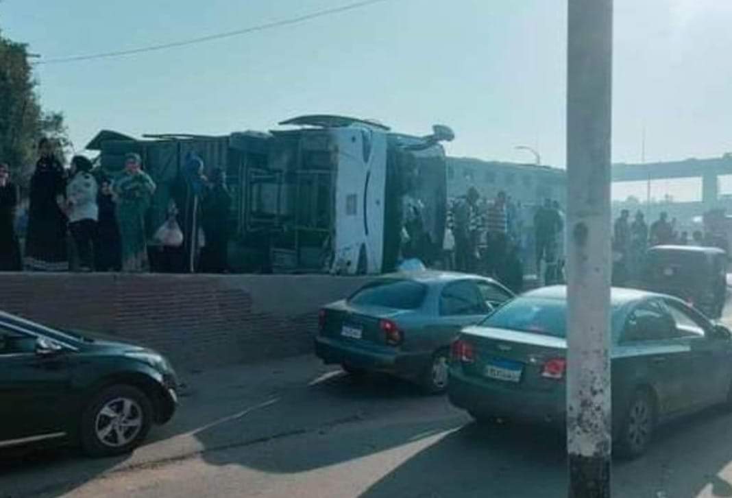 قطار يصطدم بحافلة سياحية على متنها طلاب وسيارات الإسعاف تحاول إنقاذ المصابين بمصر